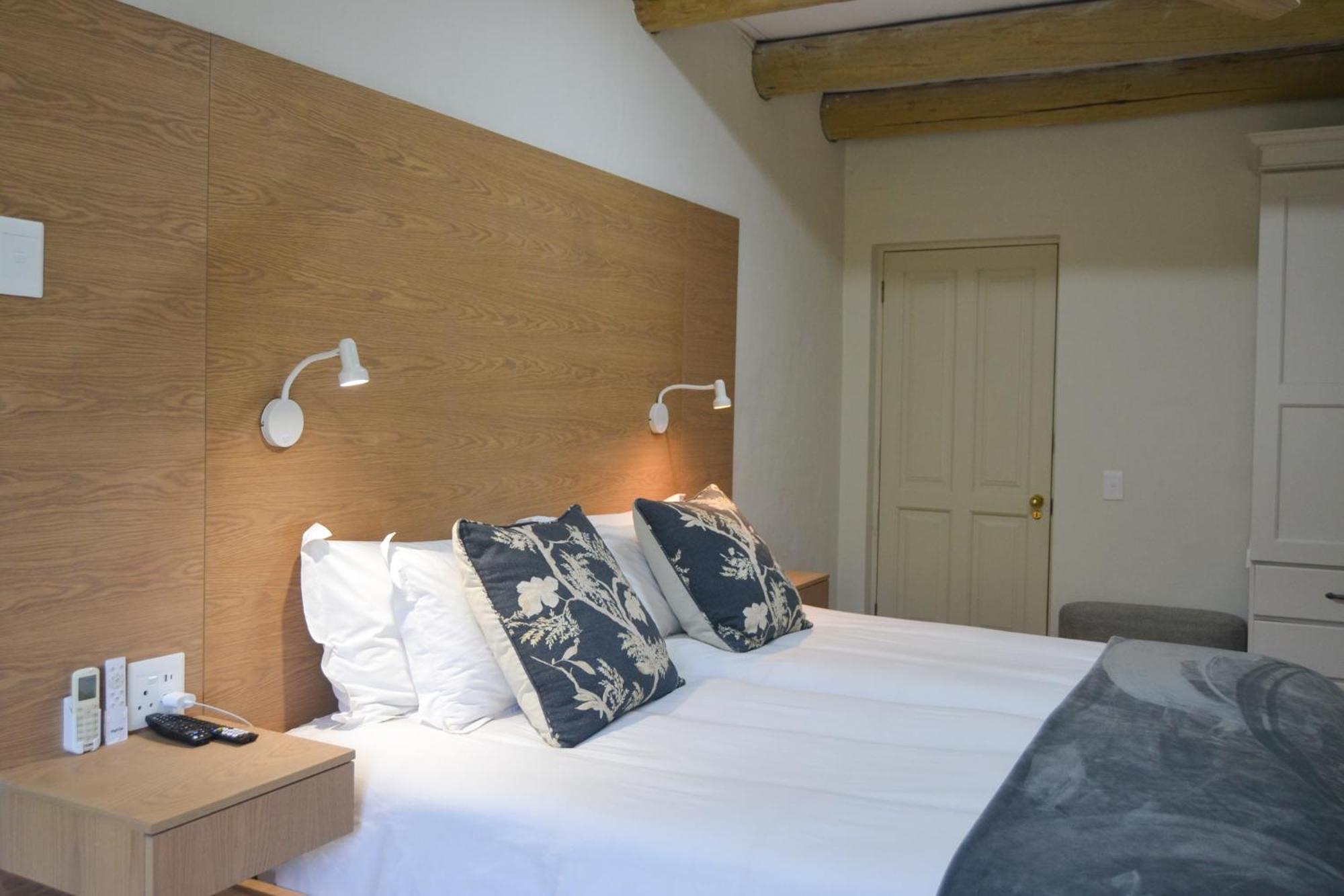 4 Piet Retief Hotel สเตลเลนบอช ภายนอก รูปภาพ