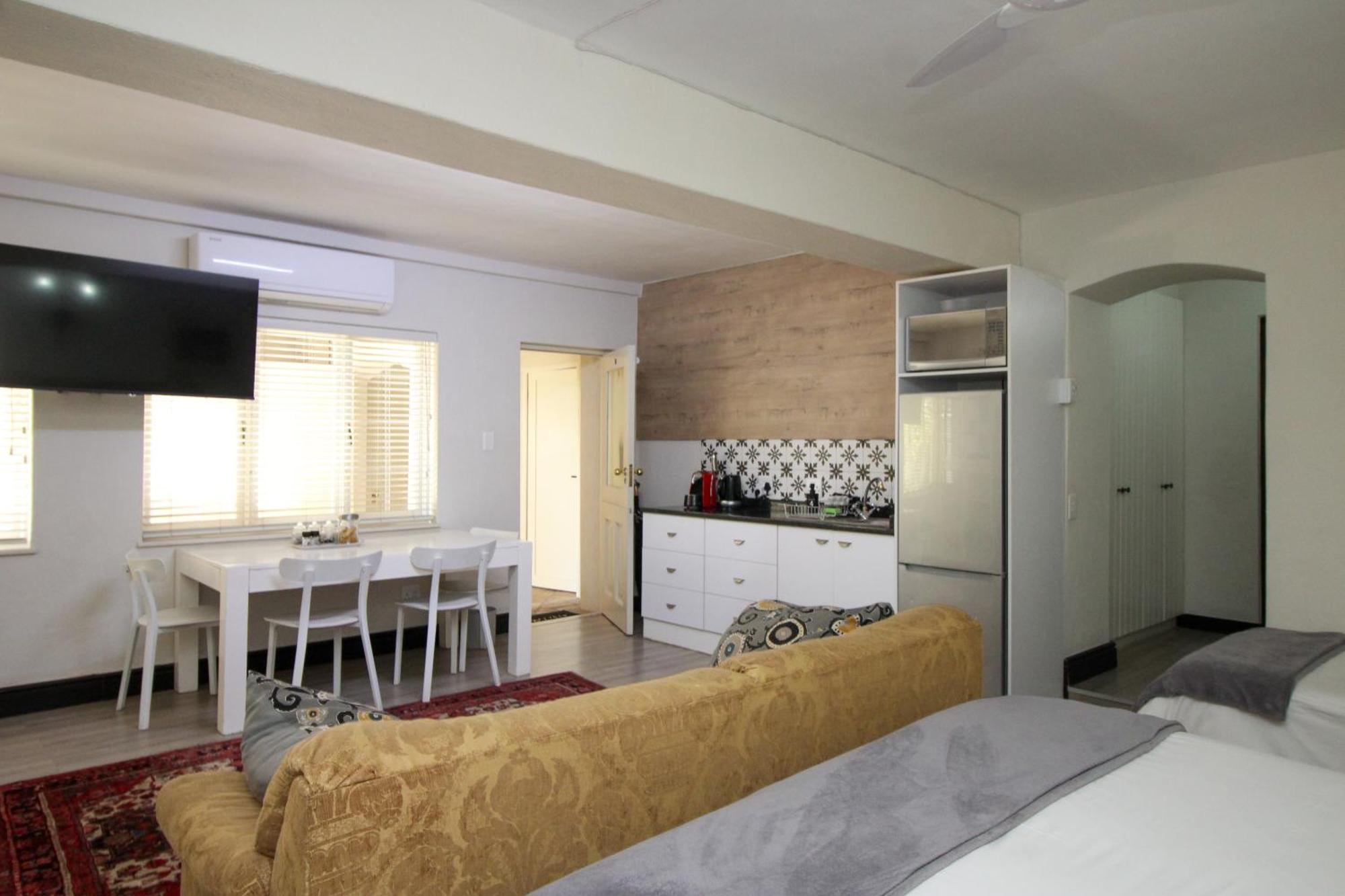 4 Piet Retief Hotel สเตลเลนบอช ภายนอก รูปภาพ